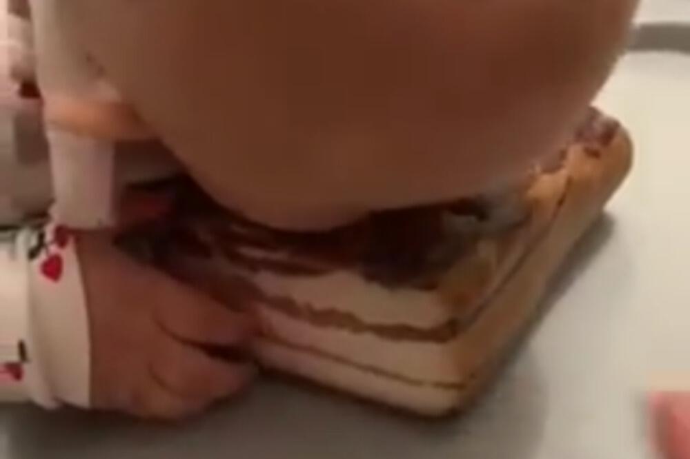 OVA BEBA JE NASMEJALA CELU SRBIJU! Njena reakcija kada joj otimaju slaninu iz ruke je URNEBESNA (VIDEO)