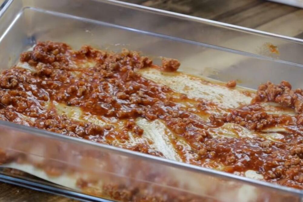 LAZANJE SA BEŠAMELOM OD KOJIH VODA IDE NA USTA: Obratite pažnju na REĐANJE SASTOJAKA (RECEPT)