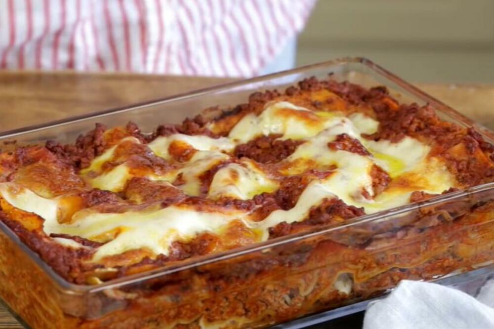 SAMO OVAKO SE PRAVI ORIGINALNA ITALIJANSKA LAZANJA: Mleveno meso i MAJKA svih soseva - BEŠAMEL (RECEPT)