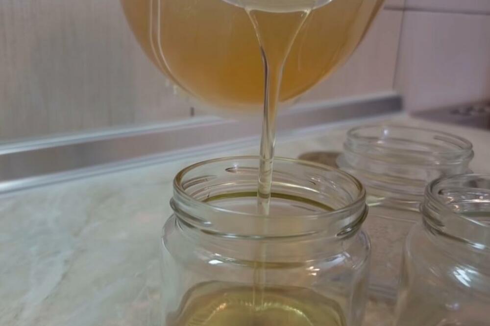 OVA GREŠKA PRETVARA MED U OTROV! Stručnjaci savetuju da OTVORITE OČI, EVO ŠTA VAM PRETI