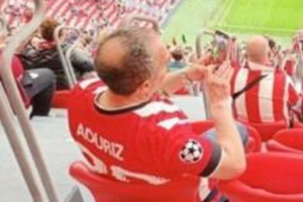 ZADIGLA DRES I POKAZALA GOLE GRUDI NA TRIBINAMA: Mirno ispozirala pred kamerama! LUDILO MOZGA (FOTO)