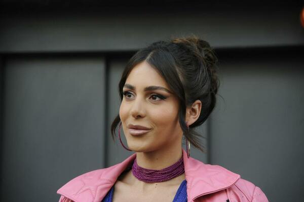 CECINA ĆERKA VOZI OVU MAŠINU! Raspametićete se kada vidite KOLIKI JE (FOTO)