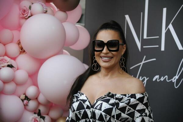 CECA ZVANIČNO POSTALA PLAVUŠA! OVOGA PUTA NIJE PERIKA, ZAISTA JE NJENA KOSA: Karleuši stiže konkurencija! (FOTO)