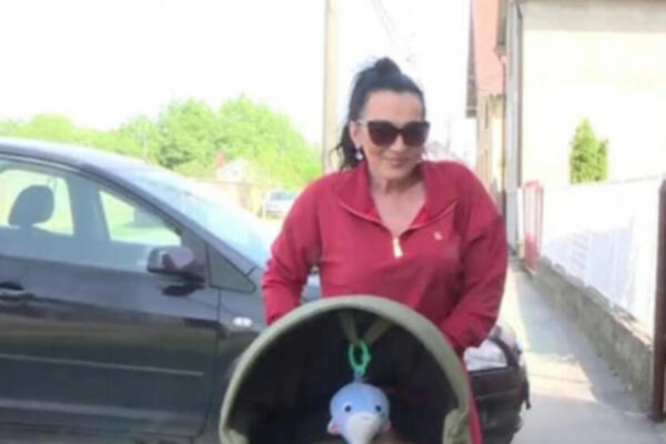 GOCA BOŽINOVKSA PROŠETALA UNUKA: Ponosna baka se ne odvaja od njega! (FOTO)