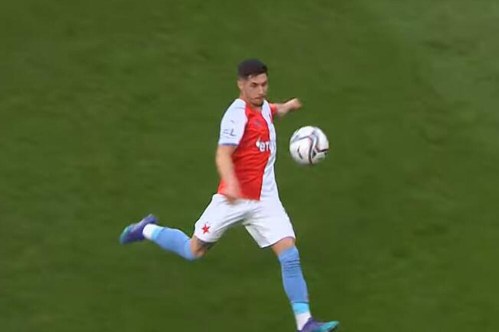 PLAVŠIĆ KAO DEKI: Prvenac bivšeg Zvezdaša za slaviju je GOLČINA sa 35 metara! (VIDEO)