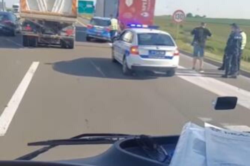 SAOBRAĆAJKA KOD DOBANOVACA: Automobil se zakucao u kamion! (VIDEO)