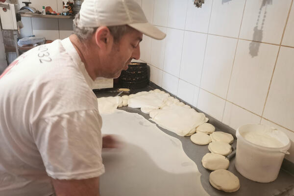 "ČIM UPRLJAJU RUKE IDU NA IZLAZNA VRATA": Ljuboje za smenu napravi 100 tepsija BUREKA i 1 stvar mu nije jasna! FOTO