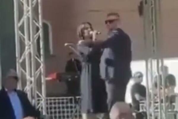 BERBOK GAĐALI JAJIMA NA PREDIZBORNOM SKUPU: Pogledajte kako ih je ministarka VEŠTO izbegla, HIT SNIMAK! (VIDEO)