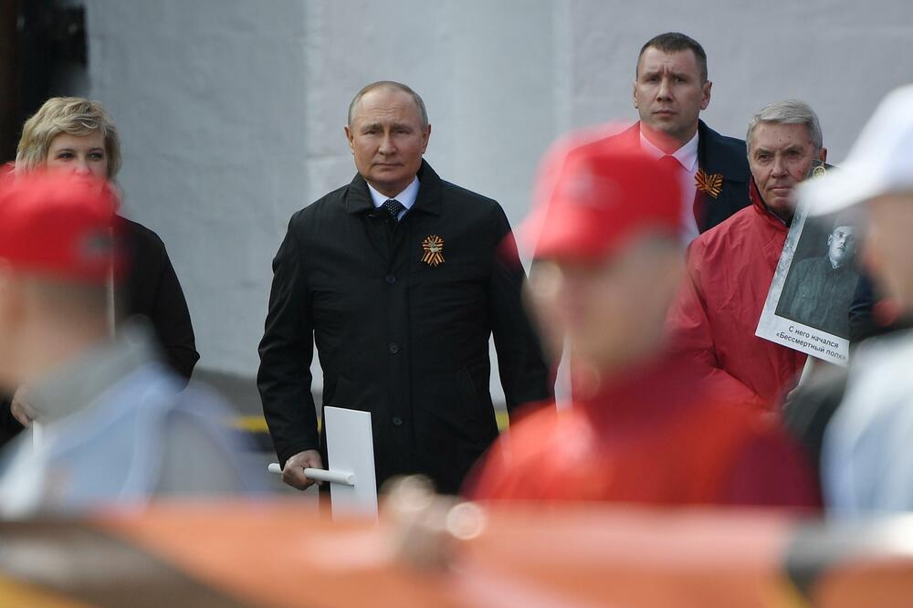 PUTIN NA ČELU POVORKE "BESMRTNOG PUKA" U MOSKVI: Ruski lider u rukama nosio fotografiju OVOG ČOVEKA! (FOTO) (VIDEO)