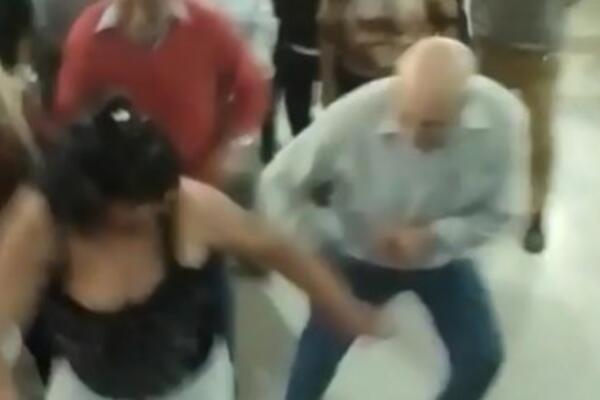 DEKA ZAPLESAO SA DAMOM BUJNIH GRUDI, PA SE MALO ZAIGRAO: Besna ŽENA se ODMAH UMEŠALA i URADILA OVO, AU (VIDEO)