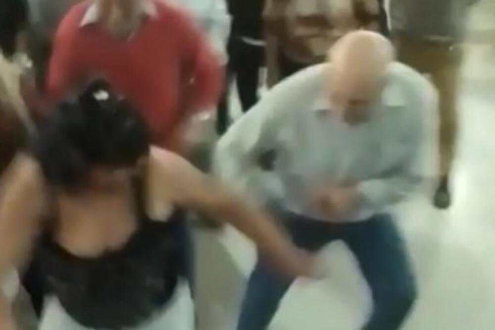 DEKA ZAPLESAO SA DAMOM BUJNIH GRUDI, PA SE MALO ZAIGRAO: Besna ŽENA se ODMAH UMEŠALA i URADILA OVO, AU (VIDEO)