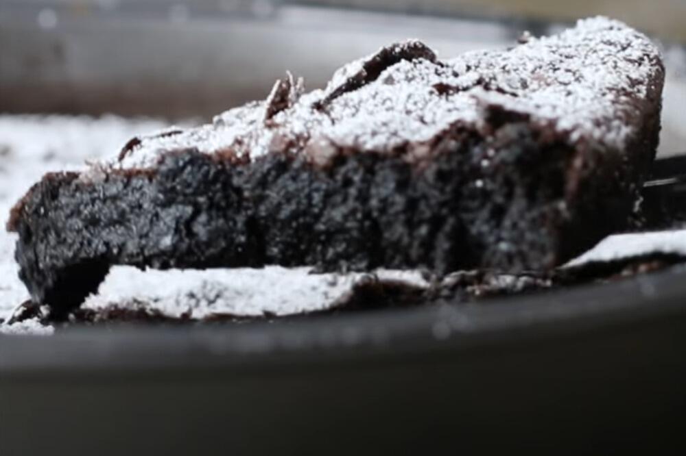 DA LI BISTE PROBALI KAKA KOLAČ? Lepljiv je i jednostavan, ali unutrašnjost... (RECEPT)