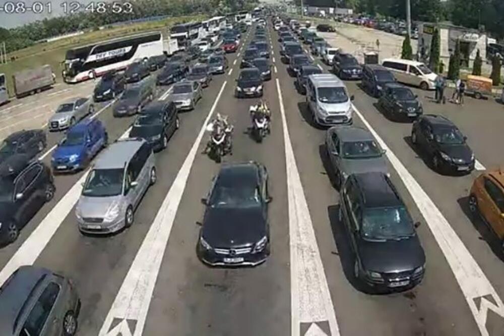 GUŽVE NA GRANIČNIM PRELAZIMA NE JENJAVAJU: Na jednom prelazu čekanje i DO PET SATI!