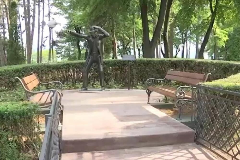 "ŠURDA" OSVANUO U NIŠKOJ BANJI: Skulptura Ljubiše Samardžića postavljena na trgu koji će nosti NJEGOVO IME (FOTO)