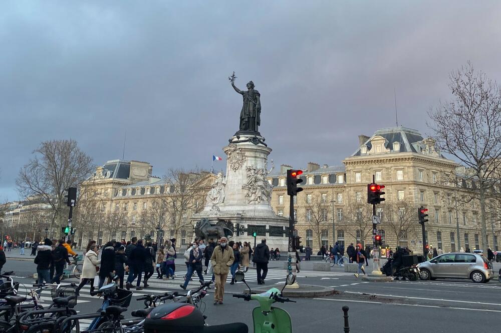 PARIZ SE "GUŠI" U SMEĆU: Prolaznike zamenili PACOVI NA ULICAMA, nezapamćena kriza