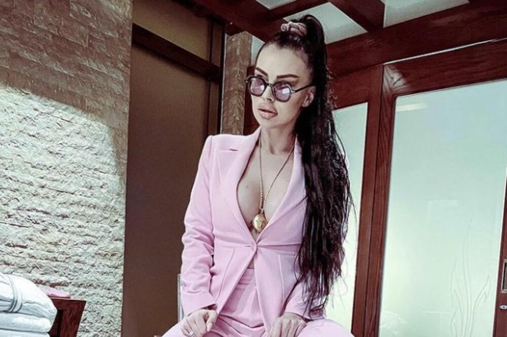 BIVŠA ZADRUGARKA MAZNULA BOGATOG GRKA! Sada leti po NEBU i muškaricma poručuje nešto NAZAMISLIVO (FOTO)