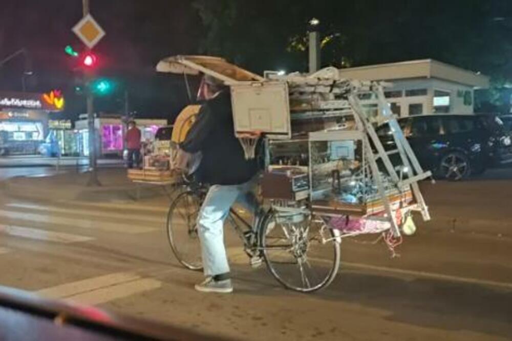 U NIŠU SU SLIKALI ČOVEKA NA OVOJ SKALAMERIJI: Svi su se raznežili kad su saznali ŠTA STOJI IZA TOGA (FOTO)