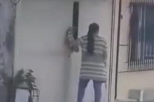 SAKRIO SE U KUĆU SA LJUBAVNICOM, PA MU ŽENA POKUCALA NA VRATA: Njegova REAKCIJA svima je ZAPALA ZA OKO, HIT! VIDEO