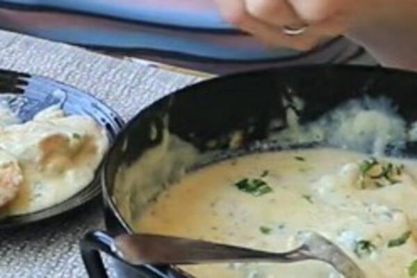 BAKA PODELILA RECEPT ZA PILETINU U KREMASTOM SOSU KAKAV DO SADA NISTE PROBALI: 1 NAMIRNICA daje POSEBAN UKUS