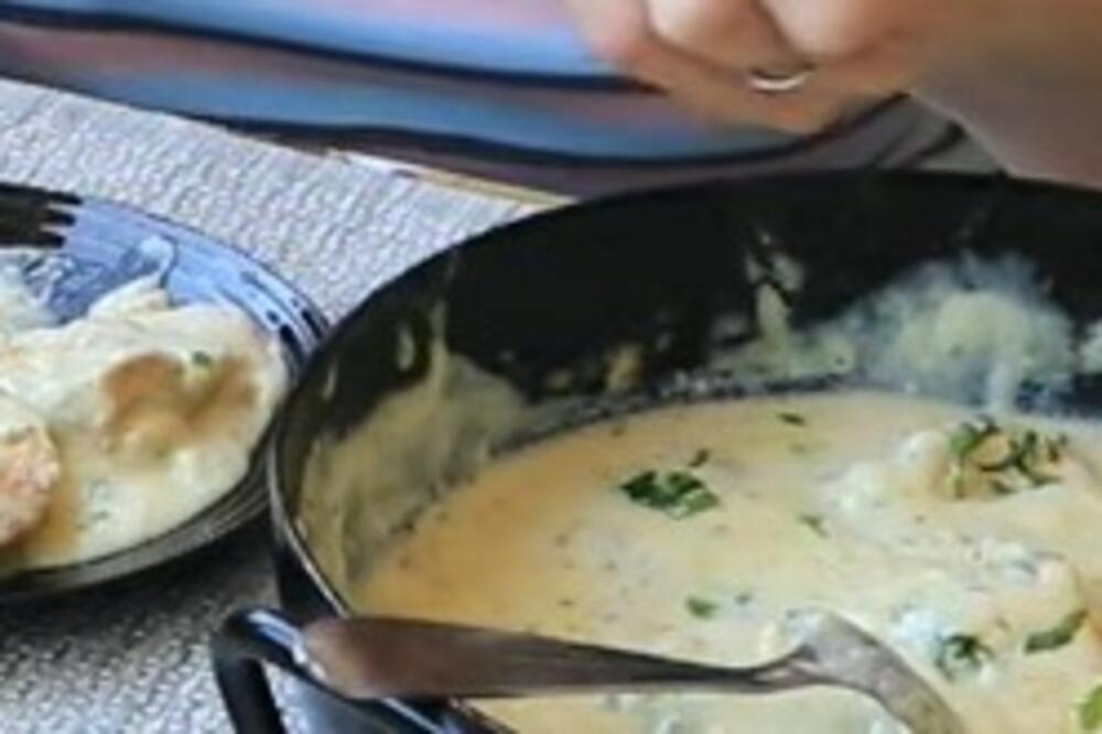 BAKA PODELILA RECEPT ZA PILETINU U KREMASTOM SOSU KAKAV DO SADA NISTE PROBALI: 1 NAMIRNICA daje POSEBAN UKUS