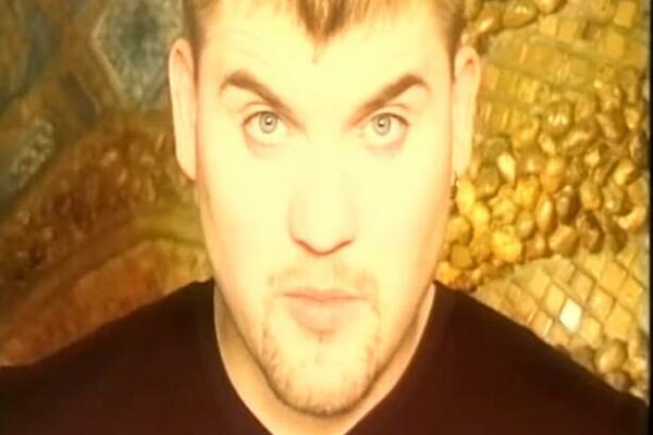 BIO JE NA VRHUNCU KARIJERE 90-TIH, ALI NEMA ŠANSE DA GA PREPOZNATE: Niko ne može da veruje da je OVO ONAJ PEVAČ!