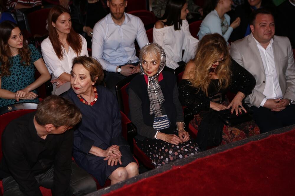 SRPSKA GLUMICA KOJA JE POSTALA BESKUĆNIK SNIMLJENA POSLE TOLIKO VREMENA: Svi u čudu gledali u nju, SVAKA JOJ ČAST