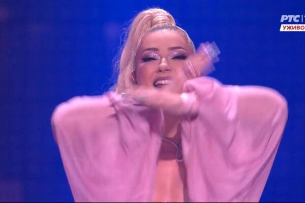 SRPSKA PEVAČICA POVEZANA SA OZLOGLAŠENOM ALBANSKOM PREDSTAVNICOM: Morala je DEBELO da joj PLATI!