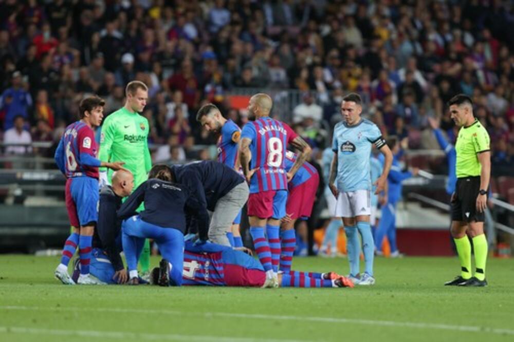 JEZIVO! Fudbaler Barselone se samo srušio na teren - brza reakcija saigrača mu spasila ŽIVOT! (FOTO)