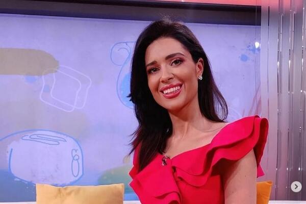 RAZOTKRIVENA VODITELJKA RTS-a! Mami uzdahe sa malih ekrana a KRIJE PRAVO ZANIMANJE: ZABEZEKNUĆETE SE kada čujete!