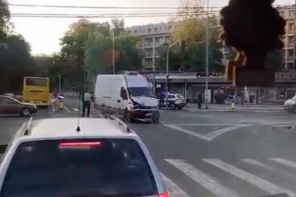 NESREĆA KOD 11. APRILA! Sudarila se dva kombija, policija je na licu mesta (VIDEO)