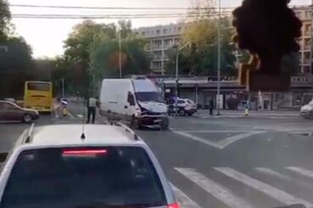 NESREĆA KOD 11. APRILA! Sudarila se dva kombija, policija je na licu mesta (VIDEO)