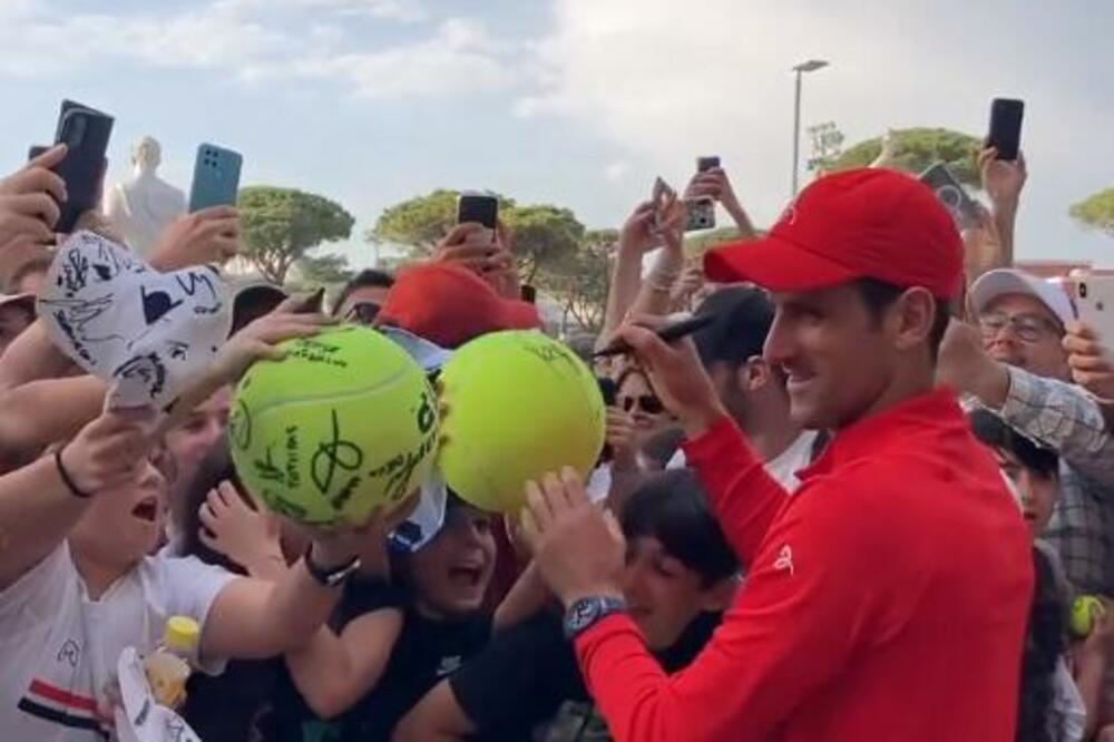 ZVEZDA GDE GOD SE POJAVI! Svi žele da dobiju autogram od Đokovića (VIDEO)
