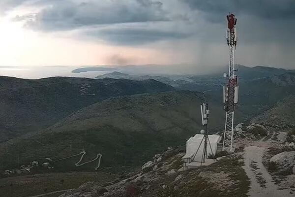 "OVO JOŠ NISMO DOŽIVELI, POSTAJE NEIZDRŽIVO": Rojevi INSEKATA napali delove Jadrana, građani UZNEMIRENI! (VIDEO)