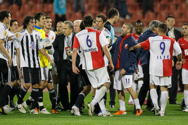 SVE JE TO ISTORIJA! Samo da se ne ponove RUŽNE SCENE od pre tačno 11 godina! (VIDEO/FOTO)