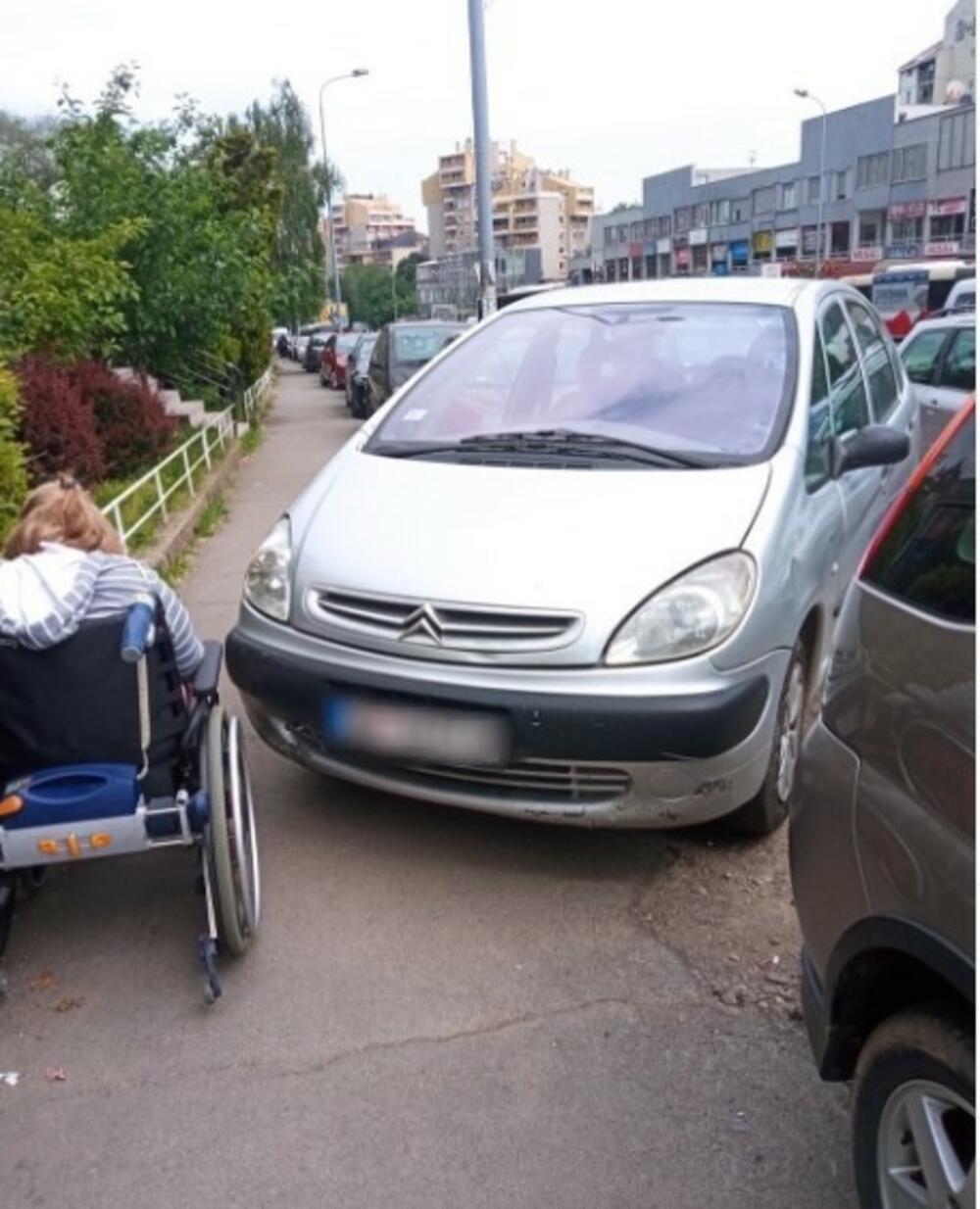 Zakrčio prolaz ljudima na trotoaru