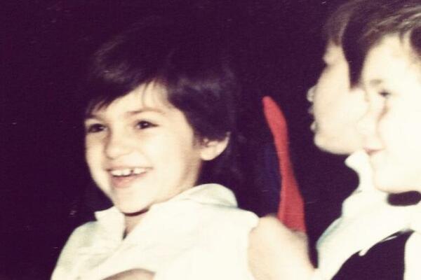 DRUŽI SE SA NAJBOGATIJOM SRPSKOM UDAVAČOM, NJENE HITOVE SVI OBOŽAVATE: Prepoznajete li pevačicu sa fotke?