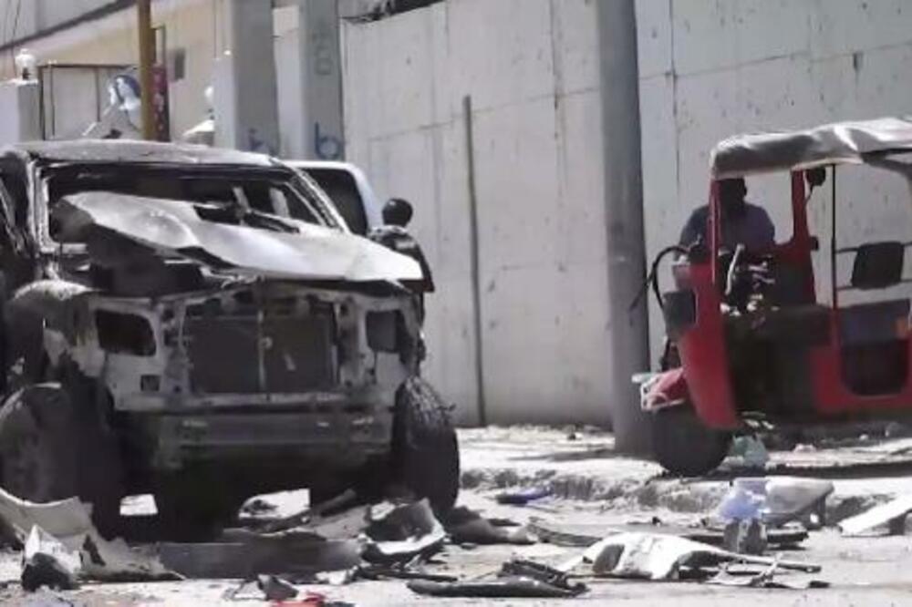 NAJMANJE ČETVORO POGINULIH U SAMOUBILAČKOJ EKSPLOZIJI U MOGADIŠU: Napad u blizini aerodroma! (VIDEO)