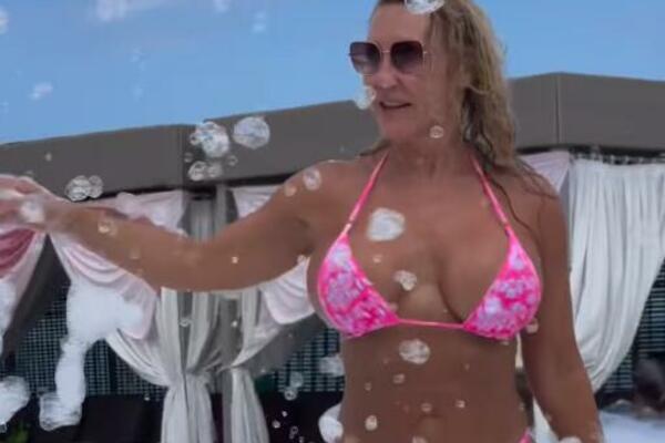 U SVOJIM 50-IM U NIKAD VRELIJEM IZDANJU, NEĆE VAM BITI JASNO KADA VIDITE: Gledaćete i NEĆETE VEROVATI! (FOTO)