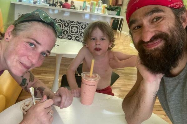 RADILI SU OVO SA SINOM, PA IM SOCIJALNA ZAKUCALA NA VRATA: "Uništavaju nam ŽIVOTE, gde im je GRANICA?"