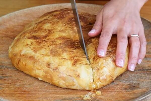 STARA BOSANSKA PITA MASLENICA NA DRUGAČIJI NAČIN: Umesto sa ULJEM premažite je sa OVIM, biće UKUSNIJA (RECEPT)