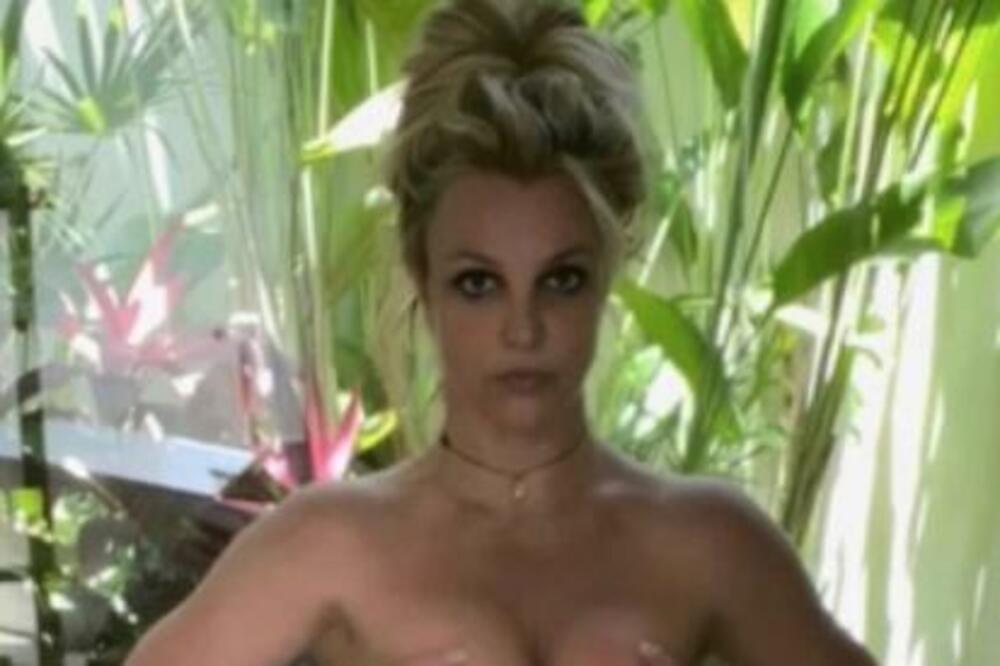 ISPLIVAO EKSPLICITNI SNIMAK POLUGOLE PEVAČICE: Zanosno zaplesala ispred kamere, a gaćice se UREZALE baš OVDE