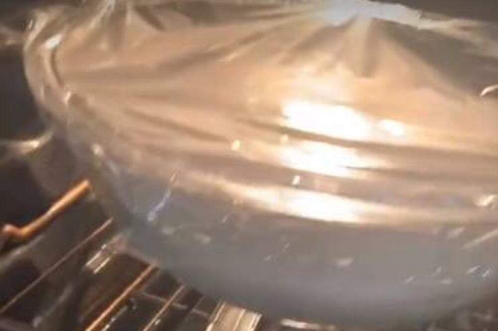 OD SADA VIŠE NE MORATE DA ČEKATE DA TESTO BRZO NADOĐE: Trik sa VODOM i VATROSTALNOM POSUDOM je NAJEFIKASNIJI! VIDEO