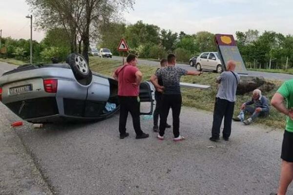 TEŠKA NESREĆA KOD EČKE: Auto se PREVRNUO, polomljeni delovi oko njega! (FOTO)