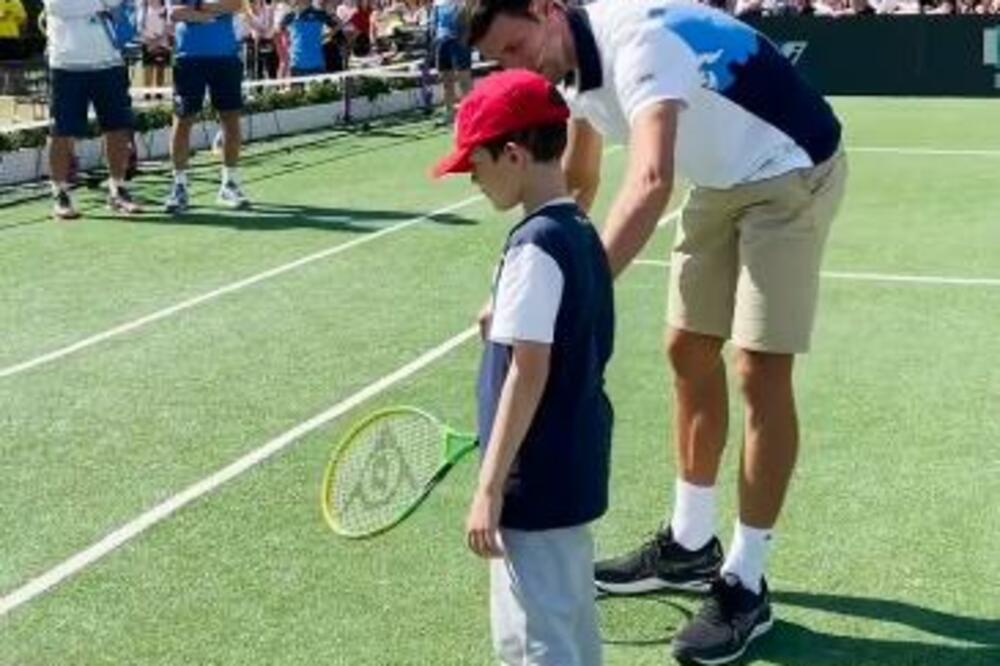 IMA VAŽNIJIH STVARI OD TROFEJA: Novak u društvu najmlađih! Stvaranje novih šampiona! LEGENDARNO (VIDEO)