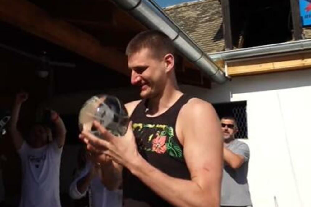 AMERI, OVO NISTE VIDELI: Jokiću MVP titula uručena pred štalom! Doterao KONJA pa primio pehar uz TAMBURAŠE! (VIDEO)