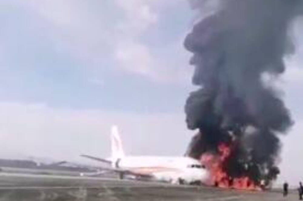 AVION SKLIZNUO SA PISTE PRILIKOM POLETANJA: Došlo je do POŽARA, ima POVREĐENIH