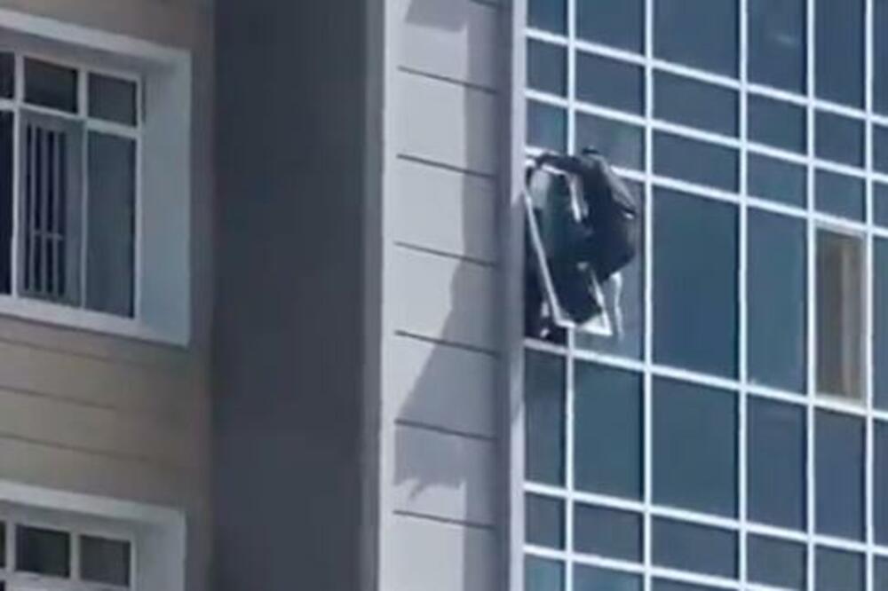 NEVEROVATNO HEROJSTVO "SUPERMENA": Bivši vojnik spasio DEVOJČICU (7) od sigurne SMRTI, visila sa 8 SPRATA! (VIDEO)