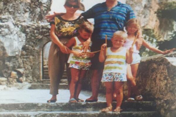 NJU JE ARKAN OBOŽAVAO PRE CECE, RODILA MU JE 4 DECE: Pogledajte njihovu SREĆNU FOTOGRAFIJU ispred SVETINJE! FOTO