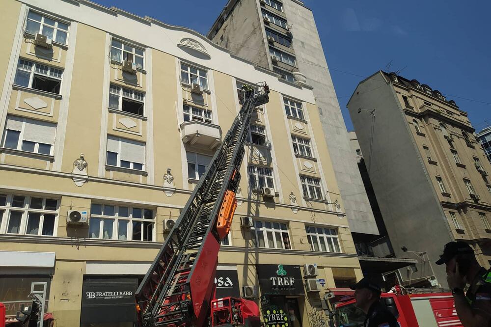 STRAVIČAN POŽAR NA ZELENOM VENCU! Zapalio se lift u zgradi, vatrogasci su na LICU MESTA (FOTO)