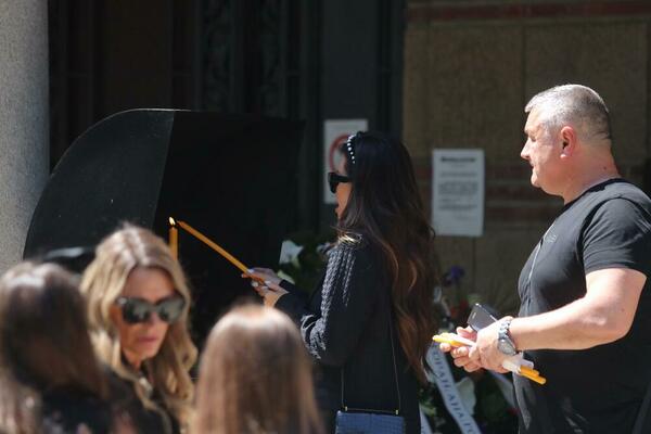 SLOMLJENA I IZBEZUMLJENA OD BOLA: Vidojeva majka stigla na sahranu sina, STRAVIČNI PRIZORI! (VIDEO)